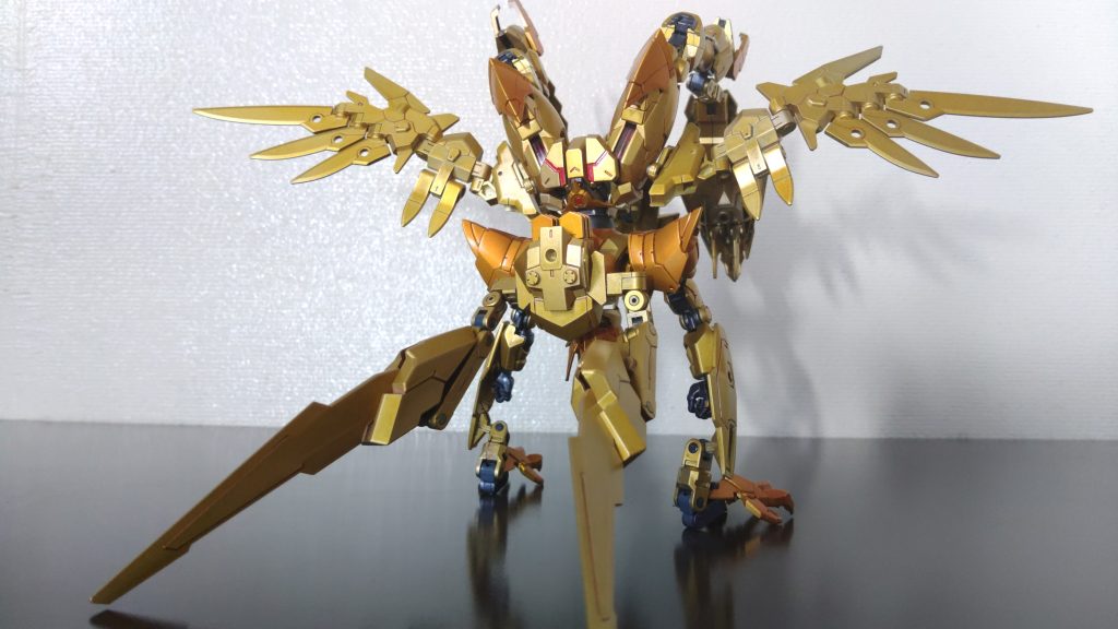 後ろ姿この変形方法は結構単純でして、逆立ちして首と下半身を180度回転させて各種のパーツを弄るだけの簡単変形です。この変形方法は「魔動王グランゾード」のワイバーストや「ビーロボ カブタック」などを参考にしています。なので人型と考えると結構恥ずかしい姿勢になってます。ちなみに「ギラドラド」という名前の由来ですけど、煌めく+ギドラ+エルドラドの言葉を組み合わせてます。