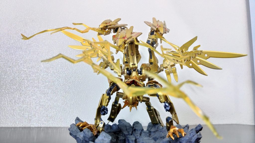 「トライサンダー・デズブラスト」三つの首にある口から放たれる電撃技。四方八方にうねる電撃は軌道が読みにくいうえに対象に確実に命中するというカイゼルギラドラドの必殺技。