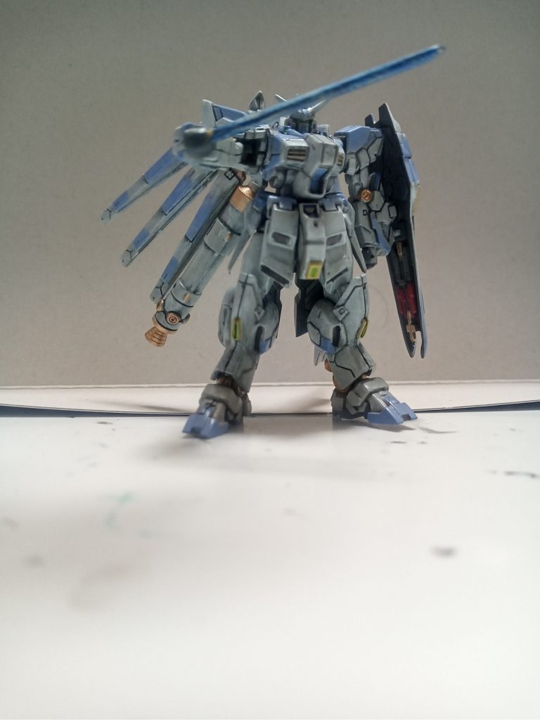 元のキットのままだと武装が少ないなぁと感じたので、ランナーとパテを弄りビームサーベルと持ち手を作ってみました。かなり雑な作りではありますが遠目でそれっぽく見えれば良いかなと😅