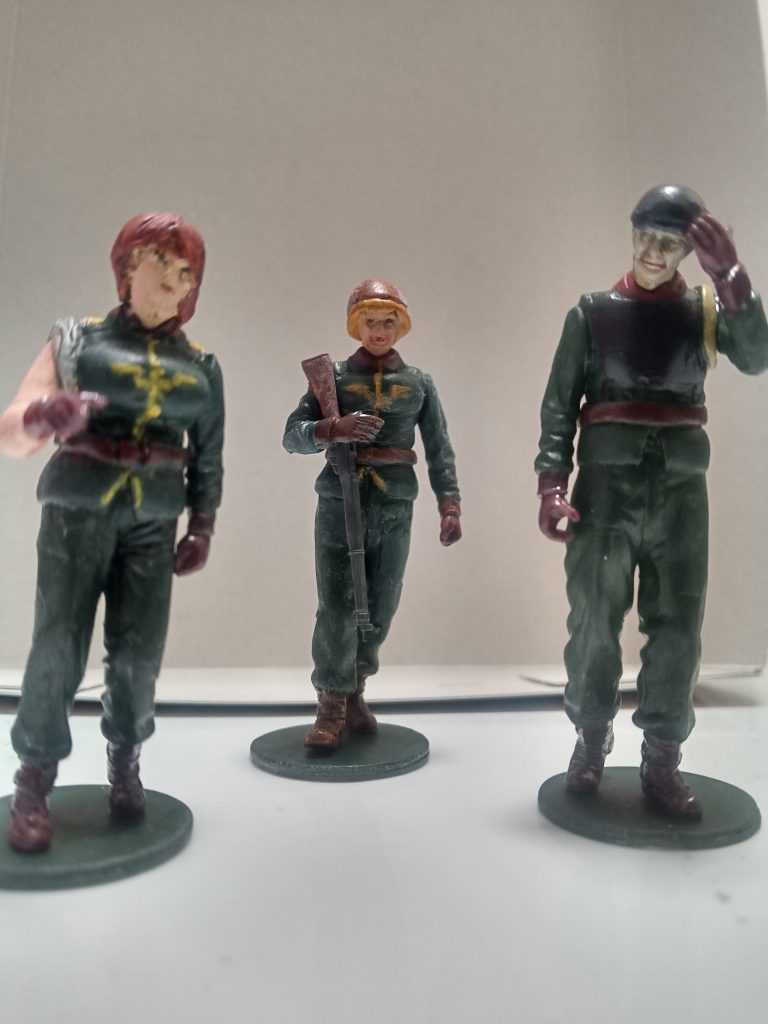 自分の中では三人小隊で、真ん中の女性が隊長という妄想で作りました。イギリス歩兵にパテを盛って水性ホビーとアクリル絵の具を重ねて筆塗りしています。