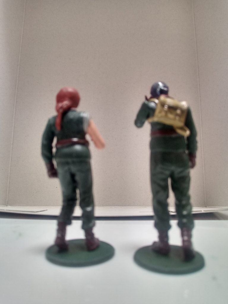 細かい設定までは考えていませんが、ちょっとした格好の違いで何となく性格が出せればなぁと考えていじっています。