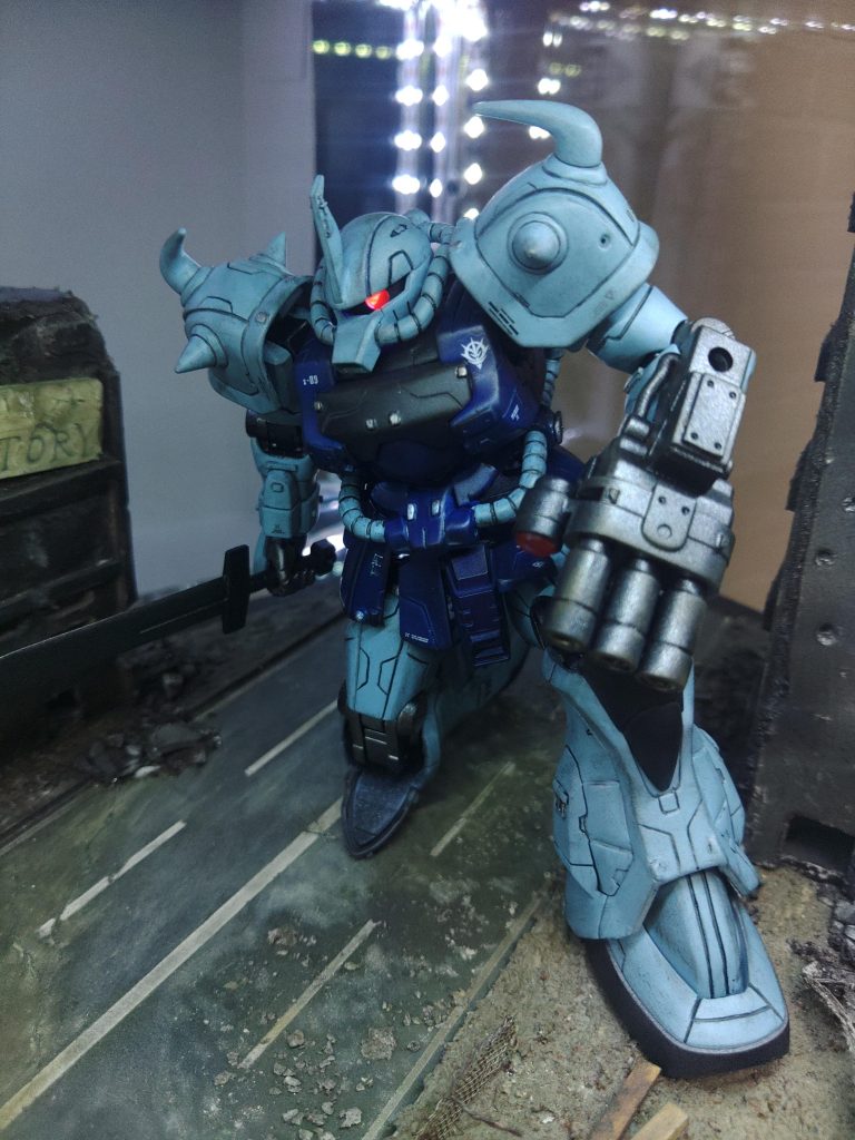 モノアイはLEDを仕込んで点灯🎶ショルダーアーマーは盛りパテしようか迷いましたがスジ彫りにしました✨