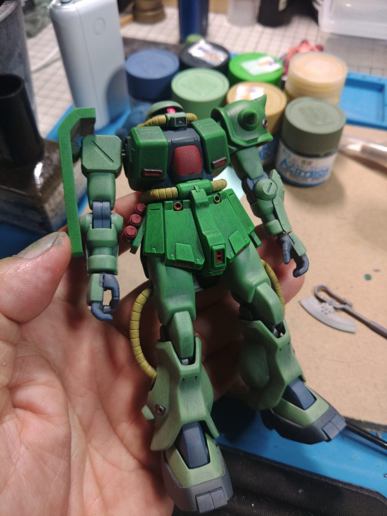 試行錯誤の結果なんとか形になってきたので、塗り分けの粗さを誤魔化すべくウォッシングを施します…