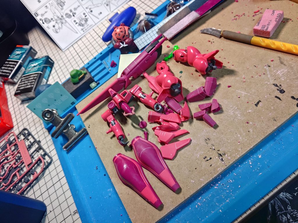 前回のザクII改 完成後、筆塗りの感覚を忘れないためにもさっそく違うキットで練習を開始しました…積みプラの中からなぜ購入したのかわからないガザCを選択、映画版の印象が強かったハマーン専用カラーでの製作です!