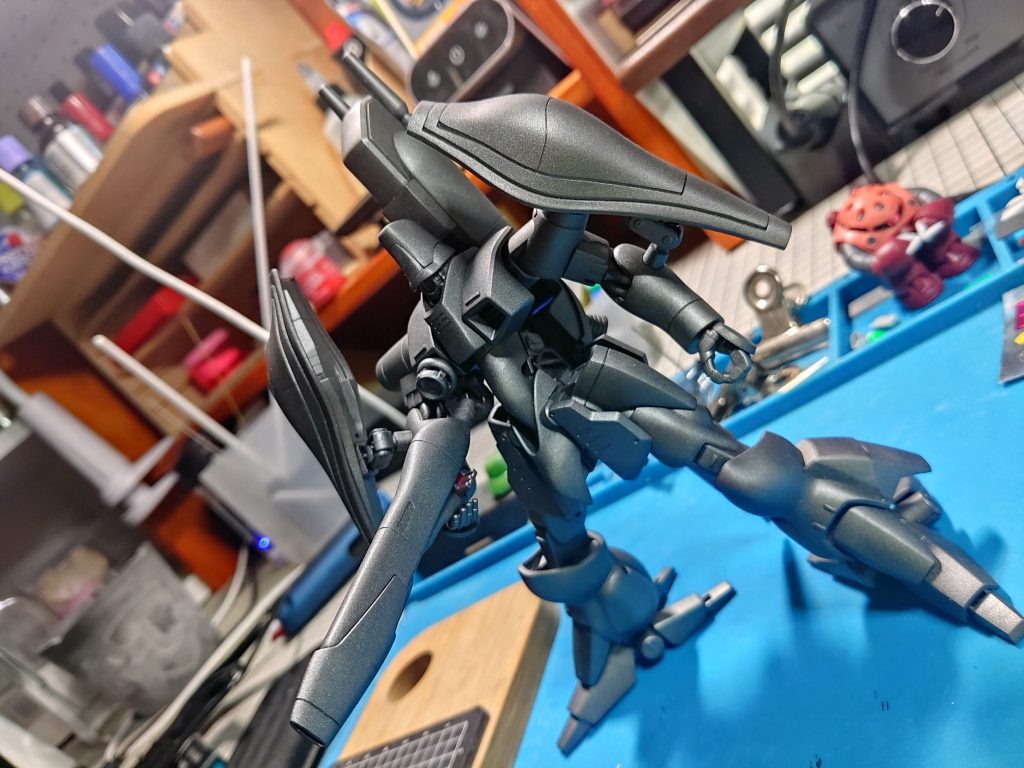 軽いディテールアップと太腿、脚首の延長の後いつものガンメタサフです(ここまではいつものエアブラシ塗装と同じです…)しかし、首が稼動しないだけで全くポージング決まりませんね…