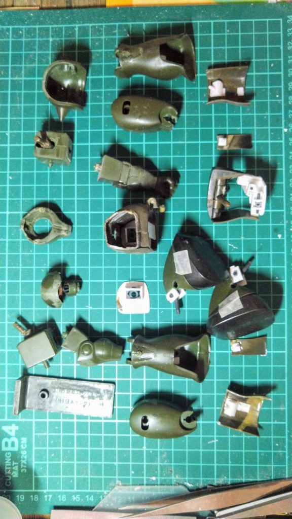 溶けてたい発泡してたりなかなかの劣化具合でしたが、とにかく分解して更に関節等を切り貼りしました。