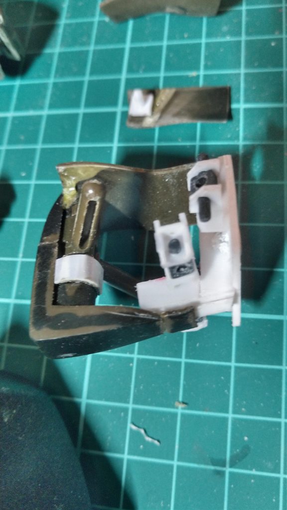 一番苦労した股関節とスカートと腰部接続の加工。股関節の純正パーツが初めから割れており、補修した【写真の状態】もののやっぱり割れてしまいましたので、最終的にポリキャップに変更しました。