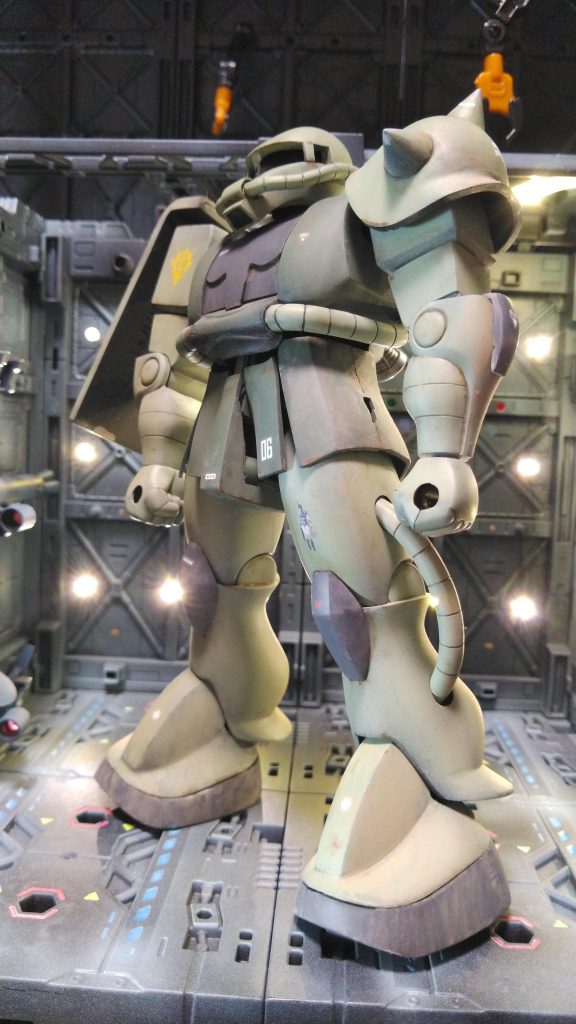 肩はハの字カットとポリキャップ化して前後運動化して胸が張れるようにし、股関ポリキャップ化、足首ボールジョイント化、スカートを可動式にすることで、足の可動に柔軟性を持たせました。また、腰部を切り分けて少し回転出来るようにしています。