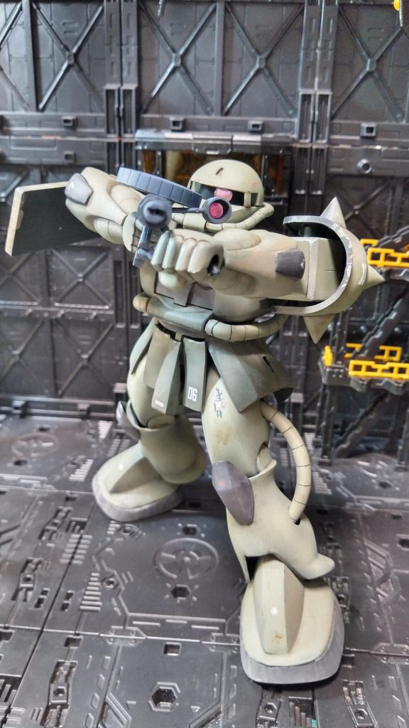 マシンガンも決まります。モノアイは磁石で脱着可動式にしています。