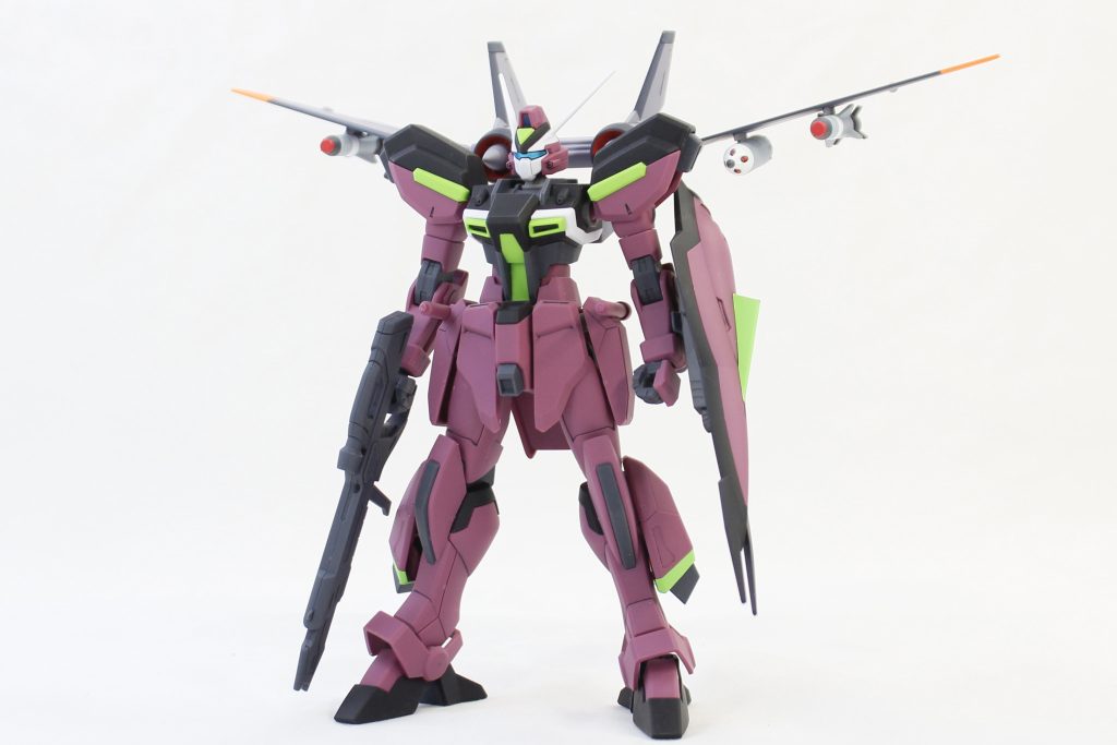 ウィンダム（ネオ･ロアノーク専用機）キットのデザインは量産機と同じですが、プレバン限定のため、ちょっとこだわりをかけて作ってみました。今回3機の中で唯一部分塗装を行ったのバックパックは、このキットのバックパックです。グリーンの部分については、付属シールの色味が良かったため、そのままシールを使用しています。