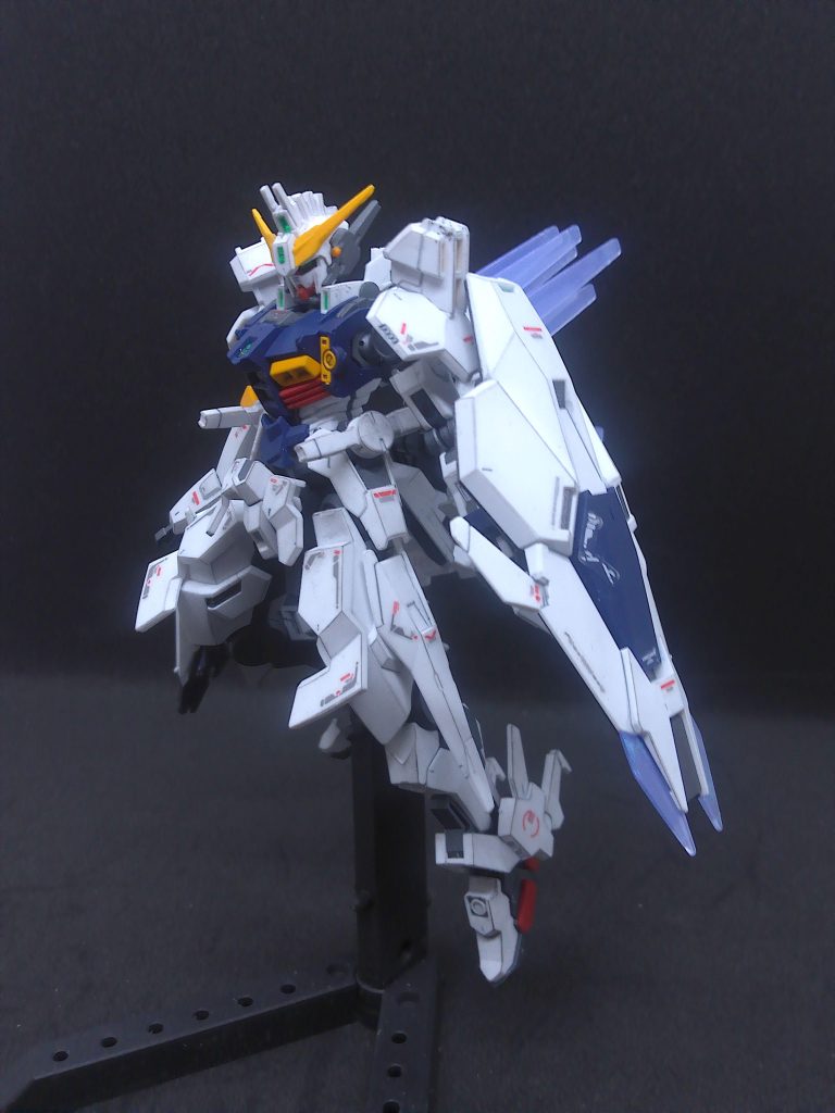 青、黄、フレームを塗装。赤、白は無塗装。ちょんまげのところのアンテナと羽の先端を削って加工。エッジ強調。艶消しトップコート。までが主な作業。詳しい塗料レシピや使用道具はブログにて。