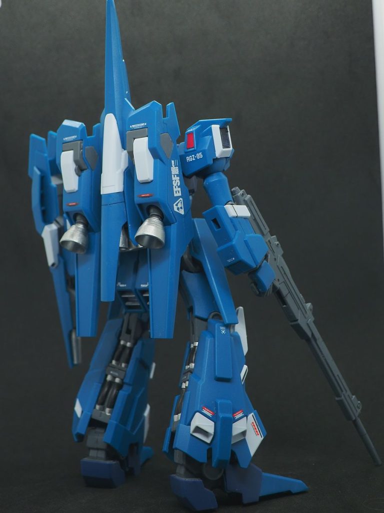 墨入れする箇所も少ないので、動力パイプを塗って強調しています(gundam-kao6)