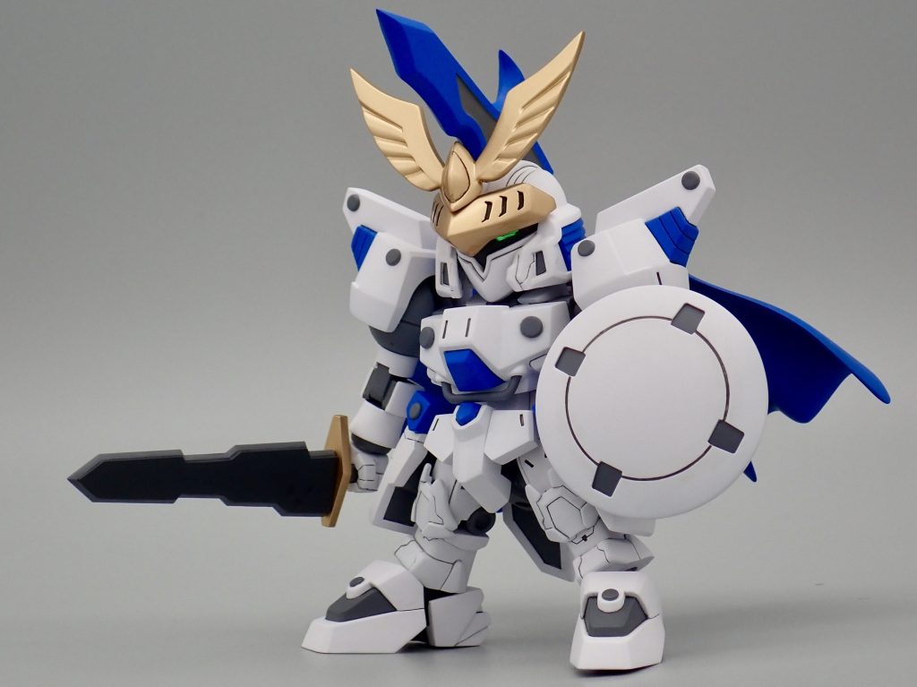 SDガンダムフォースより嵐の騎士トールギスを制作しました。本編ではデスサイズの謀略に利用され、一矢報いるためにフェザードラゴンの解放と引き換えに散っていますが、その後生還し、修行を積んだ姿を想定して作っています。各部の意匠は原典のデザインを尊重しつつ、カラーリングをトールギスⅢに寄せています。明確な変更点として、グリフォンの使役が出来なくなっている設定で作っているのでシールドは無地の物に変更しています。