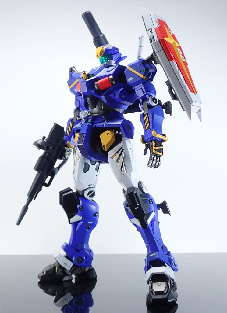シールドが欲しいな、と思ったので肩にRGインパルスのシールドを取り付けました。肘のハードポイントにも取り付け可能としました。カラーリングはガンキャノン重装型やフルアーマーガンダム（青）などを参考にしました。