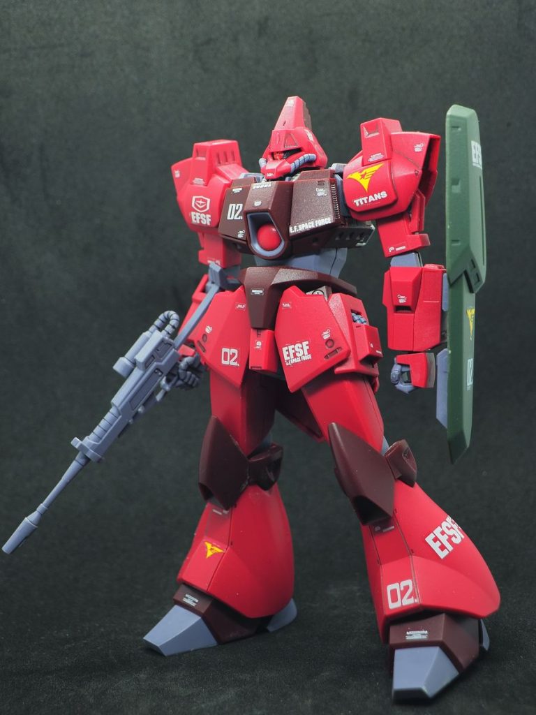 合せ目が殆ど無いので、組み立てただけでもさまになるキットですね(gundam-kao6)