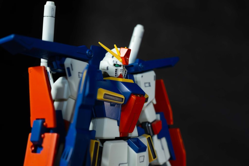 今回使用したガンダムマーカー青:ガンダムブルー+シャアピンク2(!!)赤:シャアピンク黄色パーツのグレー部分:MSVダークグレーダブルビームライフルの銃身:ガンダムブラック+メッキシルバー、乾燥後メタリックオレンジを薄く吹いたスラスター:メッキシルバースラスター内部:メッキシルバー、乾燥後メタリックブルー墨入れ:流し込み墨入れペン(グレー)ガンダムマーカー以外バックパック:タミヤカラーダークブルー(スプレー缶)グレーサフを吹いてから塗装、仕上げにプレミアムトップコート半光沢スネの黒い部分:アクリジョンつや消し黒を筆塗り