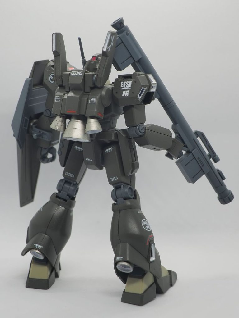 最初は暗い色のデカールでと思いましたが、そうすると何も見えないんですよね(gundam-kao2)