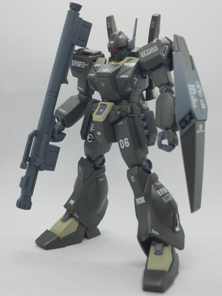 隠密部隊なので、デカール貼ると目立っちゃうよなぁ・・・と思いっつかなり貼ってしまいました(gundam-kao5)それにバイザーが好きでないので、従来型にしています(gundam-kao5)