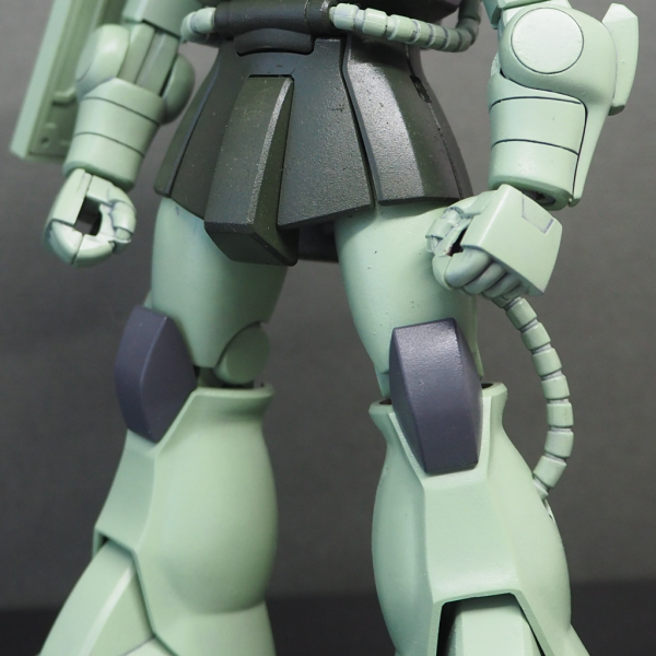 使用キット：BANDAI SPIRITS　　　　　　HGUC No.34 ザクII (ガルマ専用機)塗装方法：　スポンジング塗装／一部筆使用塗料：　GSIクレオス　　　　　　Mr.サーフェイサー1000 スプレー（徳用）B519　　　　　　水性ボトムズカラー　HV02　AT ライトグリーン　　　　　　水性ガンダムSEED DESTINYカラー　　　　　　HUG202　ブラストインパルスグリーン　　　　　　水性ホビーカラー　　　　　　H12　 つや消しブラック　　　　　　H-53　ニュートラルグレー　　　　　　H-59　濃緑色(暗緑色)(1)　→　H60 濃緑色(暗緑色)(2)　　　　　　H69　 RLM75 グレーバイオレット　　　　　　ミスターホビーマーカー　CM05　焼鉄色　　　　　　Mr.ウェザリングカラー　　　　　　WC01　マルチブラック／WC06　マルチグレーその他：　　BANDAI SPIRITS　　　　　　ガンダムデカール No.29 ジオン軍ＭＳ用（2）　　　　　　ツィマット社製MSデカール（※脳内使用のみ）古い関連書籍の一部に、ヒジを塗り忘れた量産型ザクⅡの画像が掲載されたものがあるそうな。だが偶然であるにせよF2以降にも受け継がれている以上、もはやミッシング・リンクとして存在を認むべきでなかろうか（「1/144 MS-06FZ ザク改」説明書の<中期量産F型>は左ヒジのみ強化装甲材の例外的なカスタム仕様であり矛盾は生じないものとする）。で。せっかくだからツィマット社製ということで、「リック・ドムⅡライトグリーンバージョン」と同一カラーな設定にて色変え。既存のザク生産ラインを利用するというのも統合整備計画の目的であるのだし、ザク用の塗料が引き継がれてても不都合ない、はず。ただ思ってたほど「ATライトグリーン」の”ザク緑とは別物”感が出ず。ホワイトサフを選択すべき局面だった、というよかザクの包容力か。デカールはアニメ版仕様として省略。ヒート・ホークだけはIGLOO版ヅダ仕様。のイメージ。水性ホビーカラーの色番号「H□□」と「H-□□」表記の違いは、前者が2022年度の改訂後の現行品、後者が改訂以前の旧版との由。旧・水性ホビーカラーが2019年11月に水性ホビーカラー／AQUEOUS HOBBY COLORとしてリニューアルされた後、2022年版として一部の色において、つやの変更など大規模な改訂が行われたらしい。つやの変更が行われなかった色においても、成分などの変更があったかは不明。旧版のスポンジ塗装におけるムラから溶剤配合等に違いがある予感はあるが、同色での比較でない以上は何とも。いずれにせよ積みプラと並行して塗料まで買い貯めたのは愚策であった模様。手っ取り早い買取での処分を逃れ、手元には塗料ばかりなりけり。2025/07/20「ガシャポン戦士」SDガンダムワールド付属シール的印象の胴体カラーを「H60 濃緑色(暗緑色)(2)」に変更。が、黄味が強過ぎ「リック・ドムⅡ ライトグリーンバージョン」とするには違和感。これなら「H59 濃緑色(暗緑色)(1)」のまま、つや消し吹いた方が良かったかも。ザク色としては文句なし。（3枚目）