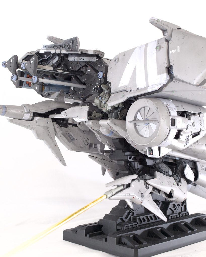 ビームサーベルの刃は黄色アクリル棒から削り出して塗装していますアイフィールドジェネレータのシャッターを一部色を変えてるのオシャレで気に入ってました