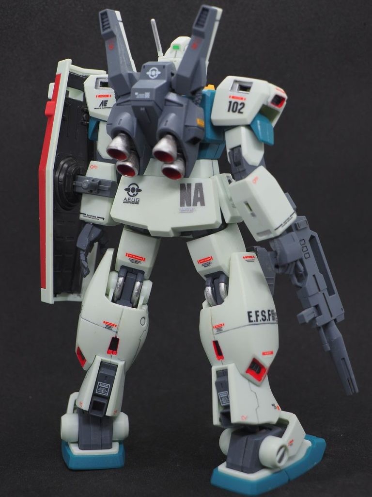 背中も手を抜いていませんよ~(gundam-kao2)肩のミサイルポッド取り付け場所の穴は、接点と言う事で銀で塗装(gundam-kao5)