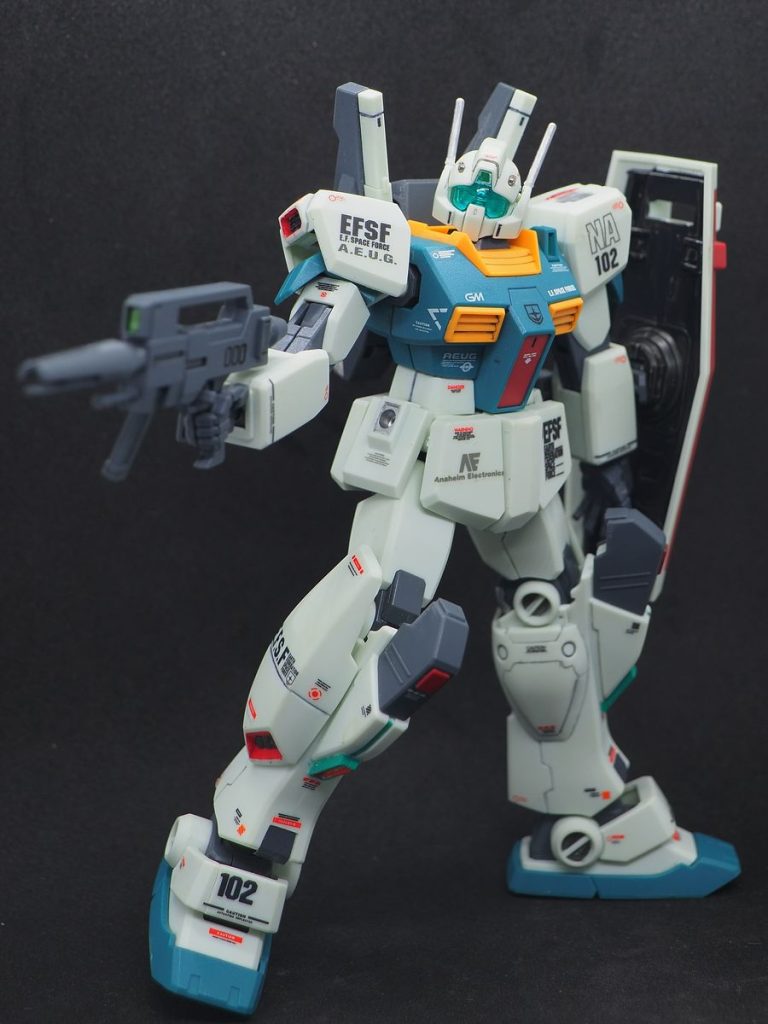 腰のミサイル取り付け部も銀塗装で、デカールは何も考えず目についたものを貼り付けました(gundam-kao2)