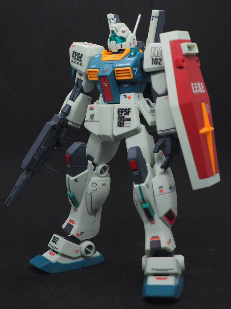 ミサイルポッドは好きでないので、素ジムさんです(gundam-kao2)毎回ですが、成型色仕上げで(gundam-kao5)