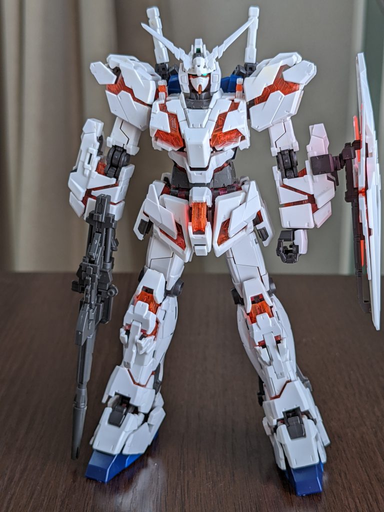 購入時はリアリスティックデカールと説明書がついていました。リアリスティックデカールは目だけ貼られており、ツノの片方は先端が折れていました。ゲート跡の処理は皆無。ツノをヤスリで整えた後に水性ホビーカラーで塗装、全身にガンダムマーカーでスミ入れしました。