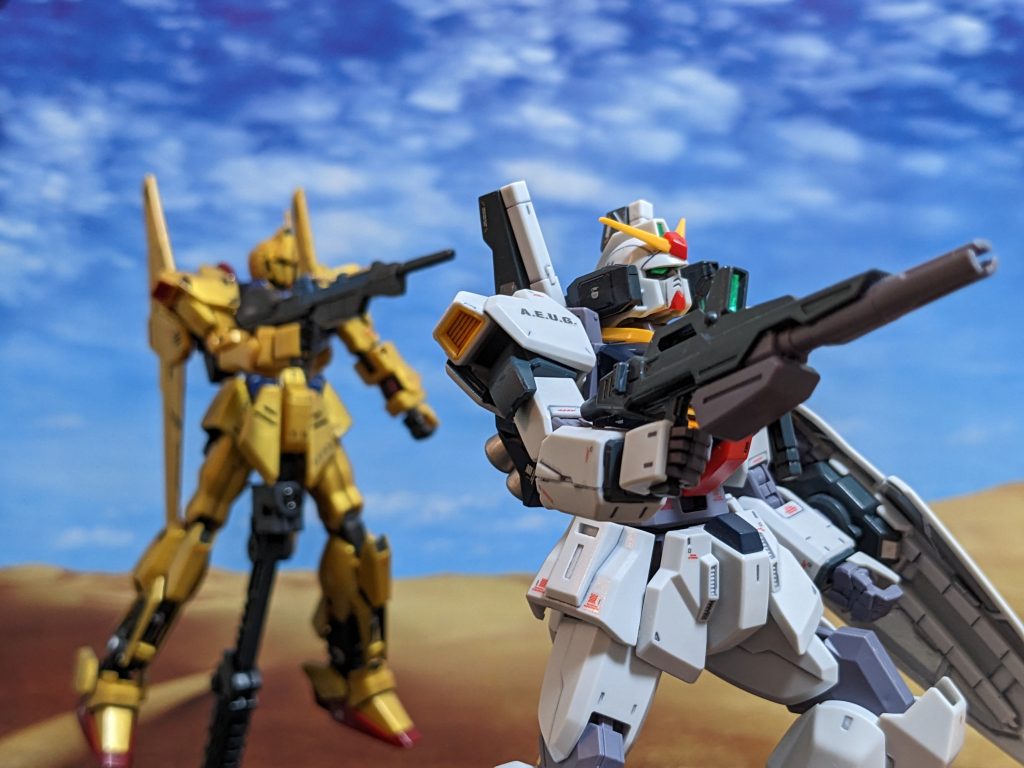 苦戦するクワトロとカミーユ！