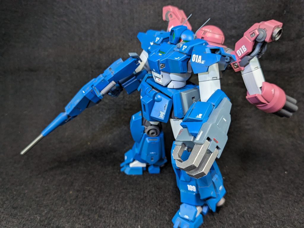  バオリユニットＢＤ　バオリユニットをドローンではなく、フィアナ先輩の乗る完全独立型の有人ポッドとして改造しました。　本機の最大の改装ポイントはこの有人型バオリユニットです。　本来のスラスターユニットを廃し、デミ・トレーナーの腕を移植。その肩には交換して余ったデミ・バーディングの物を配置して、機動性を保ってます。　単体での機動性を上げる為に、後方にスラスターを追加しました。　武装はユニット交換で装備された大型ビームガトリングガンです。小型ですが格闘用アイアンクローも追加装備されました。　左腕は通常の物なので、ビームサーベルの使用も可能です。　この装備と２人の連携により前後に視覚無しの機体に仕上がりました。　とまぁ、こんな設定ですＷ 