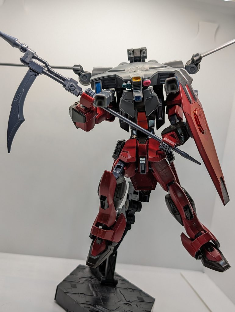 武器構え盾は左腕の手甲の内側に仕込んだ磁石でくっついてます