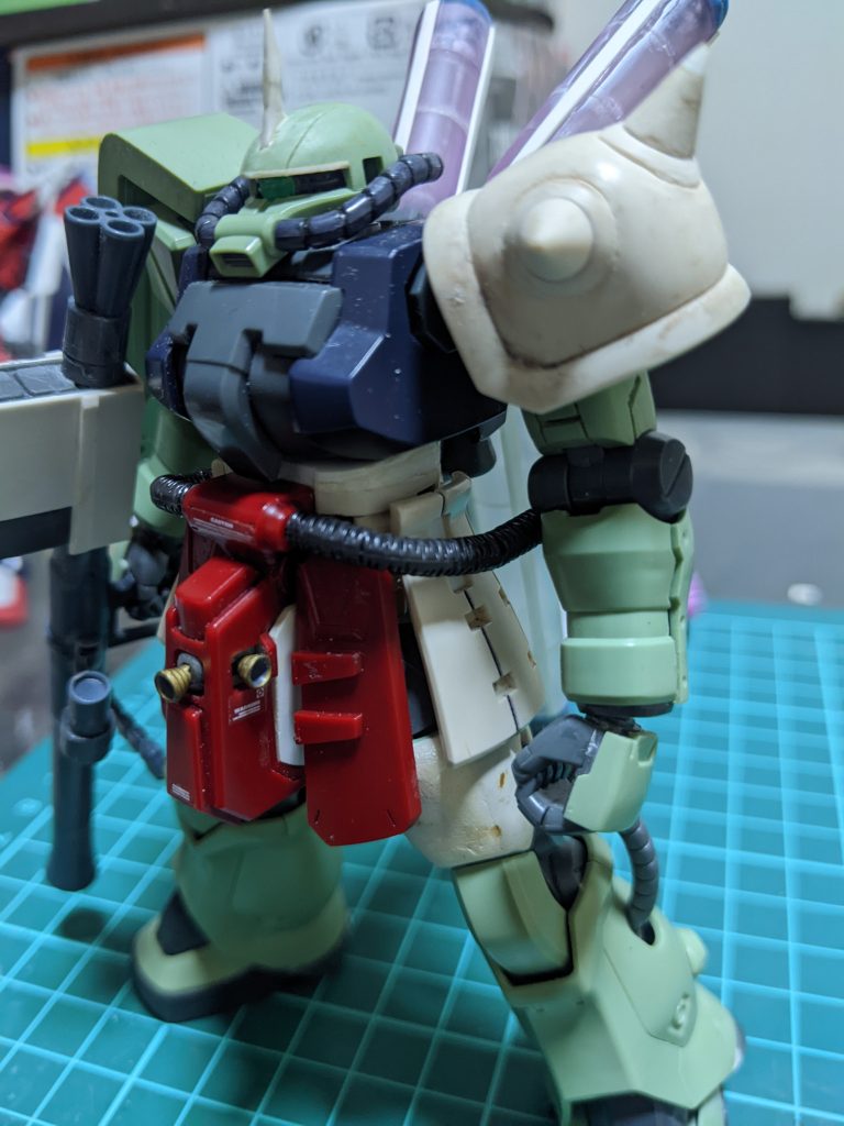 腹の延長、太腿のボリュームアップ、脛の延長とあまり思い出せませんが、頑張りました。フンドシパーツはどうしてもこれが使いたくてメルカリで購入、切った貼ったで取り付け出来ました、完全素人なので行き当たりばったりの製作です。背中のタンクは鉛筆のキャップに何かしらのジョイントパーツでランドセルに可動出来るように接続、バズーカは途中で切って何かしらのパーツを接着、頭はいかつい顔になるよう修正しました、あと角無しだったのでプラ板から自作です。