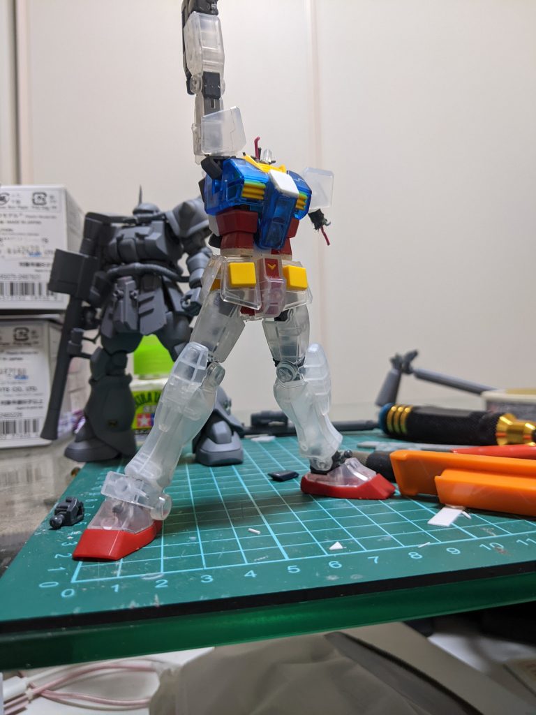 お腹の延長と使えない携帯充電器の配線をぶった斬り、それっぽくなるように首と腕に接着してみました後ろに製作途中のザクが写ってますね（笑）