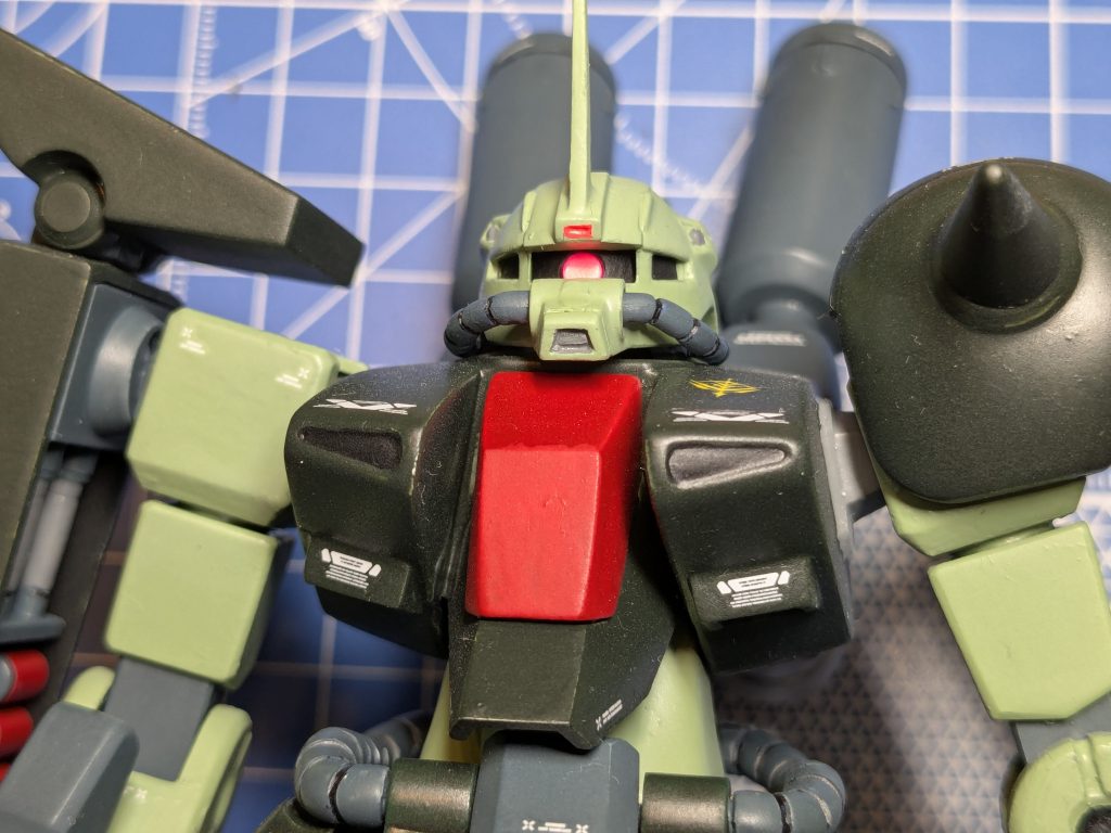 設定上はモノアイの上にもセンサーがあるようですが、このキットには表現されていませんでした。彫って蛍光ピンクで塗りました。