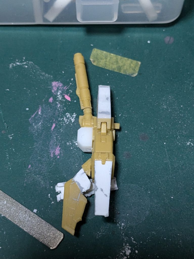 バックパック：ミサイルポッドの延長、ビームライフルの砲身を移植してビームサーベルの大型化。サーベルラックの下に角材でユニット追加。翼を根元で切り離し１ｍｍプラバンで延長。元のノズルは削り取ってＭＳＧのバーニアで大型化。バーニアカバーは細く長くプラバンで新造しました。左右のバックパックが独立してたのでプラバンで繋ぎました。