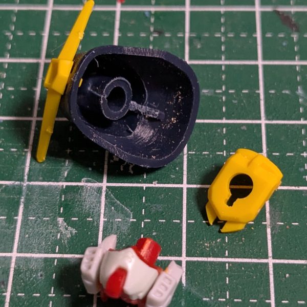 コレクションシリーズだけじゃなくて、ほかにも少しはやってるんだよアピールなどしてみたり。相変わらず旧キット。むしろSEEDのコレクションシリーズより古いじゃねえか。 こちらヤフオクでほぼ送料だけみたいな値段で落札させて頂いた旧キット1/144 ガンダムシュピーゲル。まあその送料がアレになるのがヤフオクの常ではあるのですが。 このシュピーゲルさん正直造形は悪くないです。いやむしろ他のGガンダム初期キットのマックスターとかローズとかに比べたら奇跡の出来の良さです。なのですが、Gガンダムといえば多彩なアクション、大胆なポーズ。なにせモビルスーツではなくモビルファイターなので。それを再現するにはこのキットの可動域は残念ながら心もとないのです。というわけで、安価で可動域には定評はあるし、なぜか我が家に数体無駄に転がっているエントリーグレードガンダムの関節部を移植をして、超絶可動化してしまおうというのが今回の野望なのであります。 まずは肩と腰。可動部をうりゃっと切り飛ばして雑に貼り付けます。もとキットの肩パーツを加工なくはめられるようにちょっと左右でっぱる感じで固定。腰のボールジョイン受け部も無理やり移植。 顔の造形も古臭さがあったので、元キットの耳部分だけ採用してEGガンダムの顔をむりやりくっつけます。首の稼働部はコアランダーの合体ギミックを生かすために下半分をオミット。腕はメンドイのでEGそのままでもいいかなあ。 ガンプラ改造経験なんてほとんどないので、工作精度は褒められたものじゃあないんですが、ここまでの結果が最後のほうの写真。 あれ？見切り発車だったけれど、これ思ったよりもいけるんじゃないか！？  （3枚目）