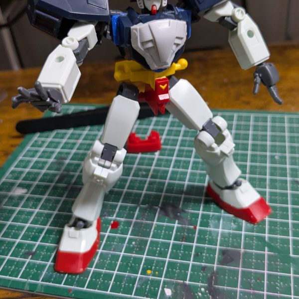 コレクションシリーズだけじゃなくて、ほかにも少しはやってるんだよアピールなどしてみたり。相変わらず旧キット。むしろSEEDのコレクションシリーズより古いじゃねえか。 こちらヤフオクでほぼ送料だけみたいな値段で落札させて頂いた旧キット1/144 ガンダムシュピーゲル。まあその送料がアレになるのがヤフオクの常ではあるのですが。 このシュピーゲルさん正直造形は悪くないです。いやむしろ他のGガンダム初期キットのマックスターとかローズとかに比べたら奇跡の出来の良さです。なのですが、Gガンダムといえば多彩なアクション、大胆なポーズ。なにせモビルスーツではなくモビルファイターなので。それを再現するにはこのキットの可動域は残念ながら心もとないのです。というわけで、安価で可動域には定評はあるし、なぜか我が家に数体無駄に転がっているエントリーグレードガンダムの関節部を移植をして、超絶可動化してしまおうというのが今回の野望なのであります。 まずは肩と腰。可動部をうりゃっと切り飛ばして雑に貼り付けます。もとキットの肩パーツを加工なくはめられるようにちょっと左右でっぱる感じで固定。腰のボールジョイン受け部も無理やり移植。 顔の造形も古臭さがあったので、元キットの耳部分だけ採用してEGガンダムの顔をむりやりくっつけます。首の稼働部はコアランダーの合体ギミックを生かすために下半分をオミット。腕はメンドイのでEGそのままでもいいかなあ。 ガンプラ改造経験なんてほとんどないので、工作精度は褒められたものじゃあないんですが、ここまでの結果が最後のほうの写真。 あれ？見切り発車だったけれど、これ思ったよりもいけるんじゃないか！？  （4枚目）