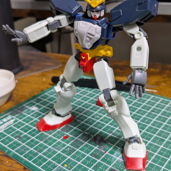 コレクションシリーズだけじゃなくて、ほかにも少しはやってるんだよアピールなどしてみたり。相変わらず旧キット。むしろSEEDのコレクションシリーズより古いじゃねえか。 こちらヤフオクでほぼ送料だけみたいな値段で落札させて頂いた旧キット1/144 ガンダムシュピーゲル。まあその送料がアレになるのがヤフオクの常ではあるのですが。 このシュピーゲルさん正直造形は悪くないです。いやむしろ他のGガンダム初期キットのマックスターとかローズとかに比べたら奇跡の出来の良さです。なのですが、Gガンダムといえば多彩なアクション、大胆なポーズ。なにせモビルスーツではなくモビルファイターなので。それを再現するにはこのキットの可動域は残念ながら心もとないのです。というわけで、安価で可動域には定評はあるし、なぜか我が家に数体無駄に転がっているエントリーグレードガンダムの関節部を移植をして、超絶可動化してしまおうというのが今回の野望なのであります。 まずは肩と腰。可動部をうりゃっと切り飛ばして雑に貼り付けます。もとキットの肩パーツを加工なくはめられるようにちょっと左右でっぱる感じで固定。腰のボールジョイン受け部も無理やり移植。 顔の造形も古臭さがあったので、元キットの耳部分だけ採用してEGガンダムの顔をむりやりくっつけます。首の稼働部はコアランダーの合体ギミックを生かすために下半分をオミット。腕はメンドイのでEGそのままでもいいかなあ。 ガンプラ改造経験なんてほとんどないので、工作精度は褒められたものじゃあないんですが、ここまでの結果が最後のほうの写真。 あれ？見切り発車だったけれど、これ思ったよりもいけるんじゃないか！？  （5枚目）