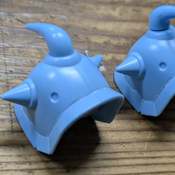 グフカスタムの肩だけ見てるとクッパの赤ちゃんみたいですね🤣肩装甲の内側は凸と凹の合わせ目が見えちゃってかっこ悪いので、全削りしてツルッツルのスベスベにしました。その後接着剤でくっつけました。このままだと肩装甲を肩のパーツに装着できないので、パテとプラバンで見えにくい位置にポリキャップを装備。後のディテールアップのため、トゲトゲはカット！今回の制作は途方もないです💦💦（1枚目）