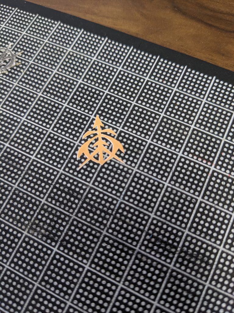 手作業で切り抜いたジオンのエンブレムです、タグシールに印刷したものを切り取りましたが、タグシールは曲線だとはがれやすいので、ここは素直にマステのほうがよかったです。