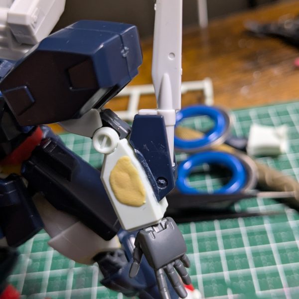 腰まわりはシュピーゲルのパーツを位置調整しながら囲うように張り付けるカンジで。足はつけ根と膝の関節パーツを切り出して移植。足首から先はそのまま利用することにして、接続部を廃プラ材などで工作。写真は取り忘れちゃったけれど足首カバーはEGガンダムの同部分パーツからボールジョイント部だけむしり取って移植。腕はそこまで違和感なかったのでまんま利用。ビルダーズパーツの手も取り付けられるし。シュピーゲルブレード接合部だけ切り出して貼り付けました。 工作完了！（4枚目）