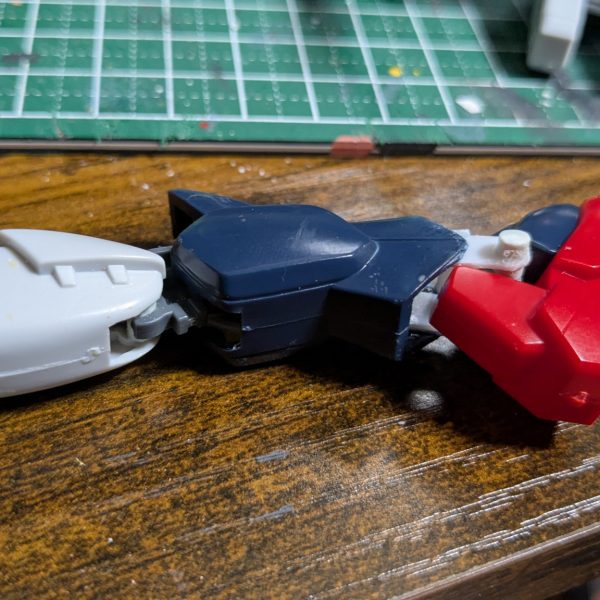 腰まわりはシュピーゲルのパーツを位置調整しながら囲うように張り付けるカンジで。足はつけ根と膝の関節パーツを切り出して移植。足首から先はそのまま利用することにして、接続部を廃プラ材などで工作。写真は取り忘れちゃったけれど足首カバーはEGガンダムの同部分パーツからボールジョイント部だけむしり取って移植。腕はそこまで違和感なかったのでまんま利用。ビルダーズパーツの手も取り付けられるし。シュピーゲルブレード接合部だけ切り出して貼り付けました。 工作完了！（3枚目）