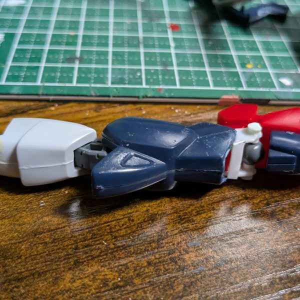 腰まわりはシュピーゲルのパーツを位置調整しながら囲うように張り付けるカンジで。足はつけ根と膝の関節パーツを切り出して移植。足首から先はそのまま利用することにして、接続部を廃プラ材などで工作。写真は取り忘れちゃったけれど足首カバーはEGガンダムの同部分パーツからボールジョイント部だけむしり取って移植。腕はそこまで違和感なかったのでまんま利用。ビルダーズパーツの手も取り付けられるし。シュピーゲルブレード接合部だけ切り出して貼り付けました。 工作完了！（2枚目）
