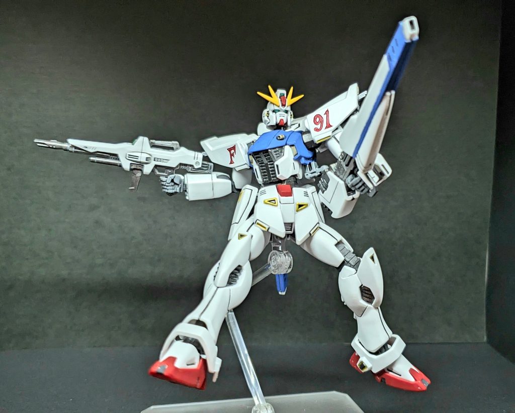 メインカメラとかを光らせたいのに肩部に白ランナーパテを使ったせいでUVライトを当てるとそこも光ってしまうという事態に。隠すために、渋々ながらマイブームのスポンジ塗装をポンポンポンポンポン…