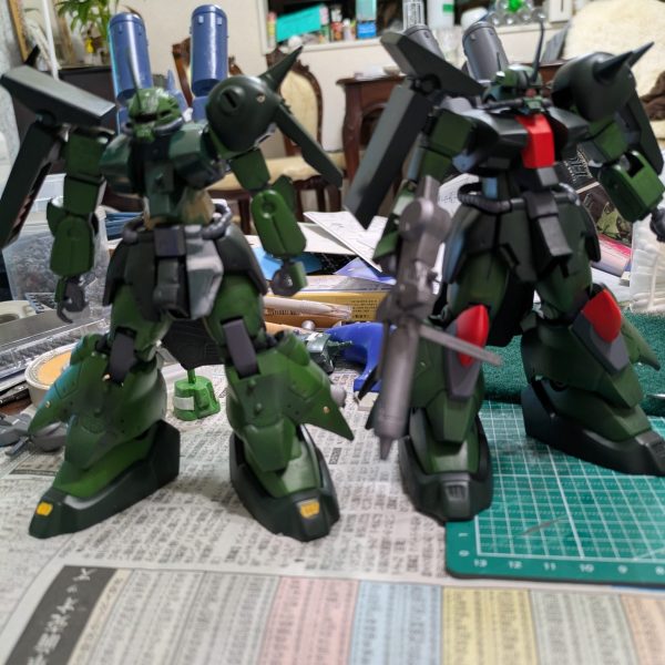 最近仕事が忙しくて作業が進んでおりません。しかも切った→貼った（盛った）→削った→以下ループの作業が（楽しいんだけど）進捗を麻痺させます。まぁ、どこまでやるかは自由なんでどこで止めても良いのですが…。すでに発表された方のザクIII改を見るとどれも惚れ惚れするのですが、自分のを見るとなんか素組みの方がカッコよくない？と思ってしまうんですよねー。ちなみに右が素組み。左が改造中のものです。いきなり色とか塗っちゃってセオリーを無視していますが、私的にはこちらの方がモチベが上がります。思ったよりプロポーション変更の効果が薄いような…。また土日にいじくります。（1枚目）