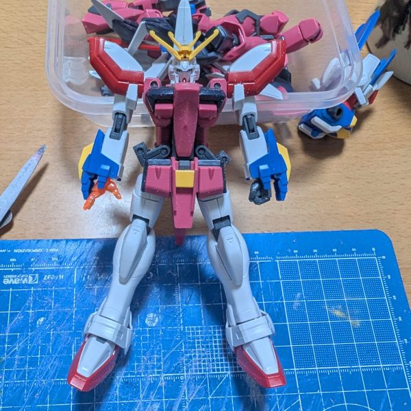 イージスの変態変形をゴッドガンダムに組み込みますPCなのが幸いで穴を少し拡張したらボールジョイント型のPCが入り、五体接続完了