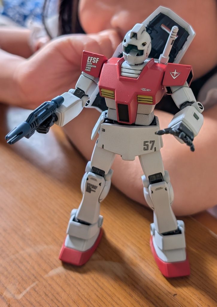 一緒に写真を撮れ、と(笑)塗装が済んで汚す前です。後から、汚さなくても良かったかな…と少し思いました(zaku-kao5)頭部のクリアパーツは後ハメする為にまだ付けてない状態でした。んで、ウェザリングカラーを使って汚し始めたら…