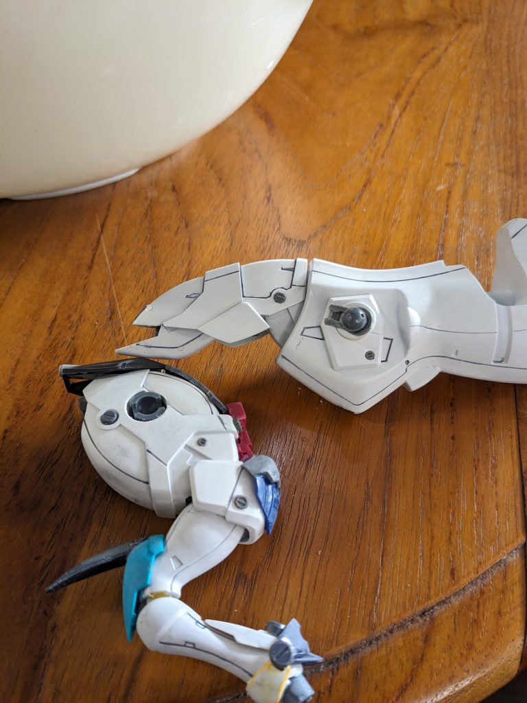 本来、風雲再起はオブジェみたいなもので後ろ足が動きません。なので間接を追加して稼働するようにしました。四つ足で立てます。