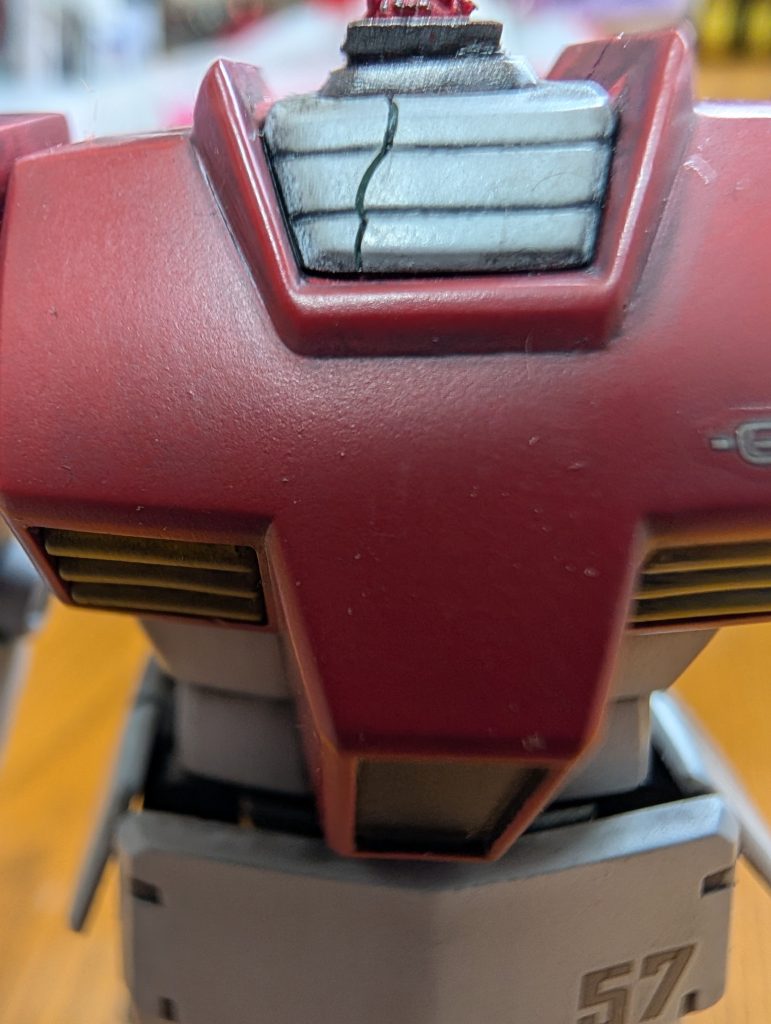 割れました!(zaku-kao10)パテなんて持ってないので瞬間接着剤をモリモリにしてヤスリかけて修理しました。ジムのクセに手間かけさせやがって(笑)