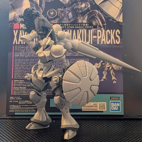 昨日買ったエグザベギャン早速素組みしました！予想以上にカッコイイ😍そしてハクジがデカい笑デザインは奇抜な部分もありますが、ギャンの中でもトップクラスに好みです💪写真のキットは頭頂部を少し前にズラしています。キットのままだとちょっと後ろに下がり過ぎかなと思ってちょっと弄ってみました🤔
